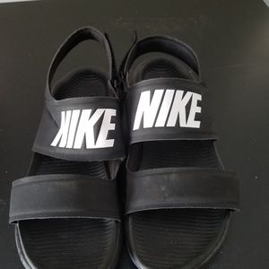 Nike sandels-size 7